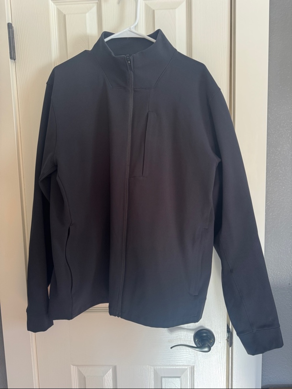 Like new Mens Lululemon Sojourn jacket size XXL in black - Picture 4 of 10
